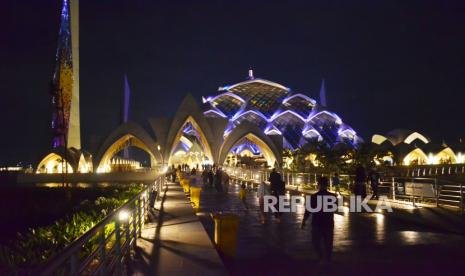 Masyarakat berjalan di pelataran masjid untuk mengikuti shalat tarawih pertama Ramadhan 1445 H di Masjid Raya Jawa Barat Al Jabbar, Kota Bandung, Senin (11/3/2024). Dalam tarawih pertama ini, Imam Besar Masjid Raya Al Jabbar KH Miftah Faridl hadir menyampaikan ceramah.