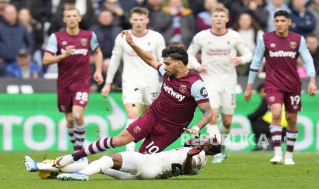 Pemain West Ham United, Lucas Paqueta, dilanggar pemain Manchester United, Aaron Wan-Bissaka saat kedua tim bertemu di laga Liga Primer Inggris di Stadion London pada Sabtu (23/12/2023).