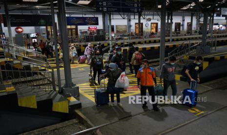 Sejumlah penumpang kereta api berjalan setibanya di Stasiun Tugu, Yogyakarta (ilustrasi).