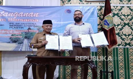 Bupati Malang, M. Sanusi melakukan penandatanganan MoU dengan Direktur Program Indonesia Bersih, Toby Manners di Pendopo Agung Kabupaten Malang, Selasa (21/2/2023).