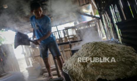 Pekerja menyelesaikan proses pembuatan oncom di Cikokol, Kota Tangerang, Banten, Rabu (6/5/2020). Presiden Joko Widodo membebaskan pajak pelaku Usasha Mikro Kecil dan Menengah (UMKM) beromzet di bawah Rp 4,8 miliar per tahun demi menolong pelaku UMKM dari tekanan wabah COVID-19