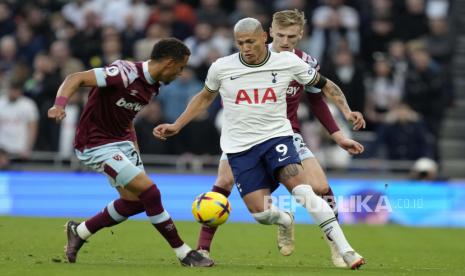  Penyerang Tottenham Richarlison (kanan)  geram dituduh jadi penyebab dipecatnya pelatih Antonio Conte.