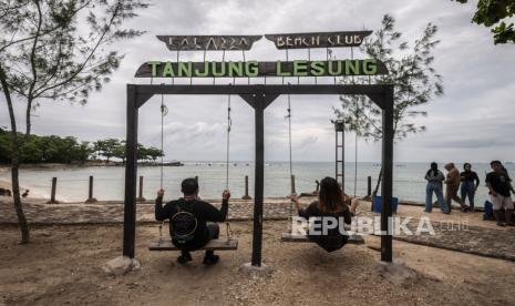 Wisatawan beraktivitas di sekitar bibir pantai Kawasan Ekonomi Khusus (KEK) Tanjung Lesung, Pandeglang, Banten, Ahad (13/2/2022). Pemerintah menetapkan KEK Tanjung Lesung sebagai destinasi wisata super prioritas dari 10 destinasi wisata yang ada di Indonesia guna mendongkrak pengembangan pemerataan wisata nasional. 