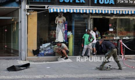 Polisi memeriksa kerusakan di lokasi ledakan yang diduga oleh Drone di Tel Aviv, Israel,Jumat (19/7/2024). Dikabarkan satu orang tewas dan delapan yang lain terluka dalam ledakan yang diduga disebabkan oleh serangan Drone. 