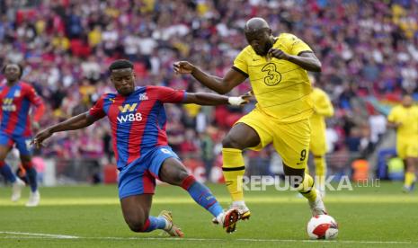 Cheikhou Kouyate dari Crystal Palace mencoba untuk menjegal pemain Chelsea Romelu Lukaku, kanan, selama pertandingan sepak bola semifinal Piala FA Inggris antara Chelsea dan Crystal Palace di stadion Wembley di London, Ahad, 17 April 2022.