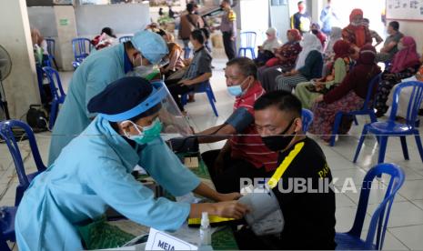 Petugas medis memeriksa kesehatan pedagang saat vaksinasi COVID-19. Rumah Sakit Umum Daerah Kabupaten Temanggung, Jawa Tengah, mengalami krisis oksigen untuk mencukupi kebutuhan pasien COVID-19. Bupati Temanggung M. Al Khadziq di Temanggung, Rabu, mengatakan kondisi riil di RSUD Temanggung saat ini dalam kondisi SOS, karena mengalami krisis oksigen.