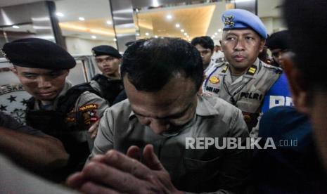 Ketua KPK Non Aktif Firli Bahuri tertunduk usai menjalani pemeriksaan di Bareskrim Polri, Jakarta, Rabu (27/12/2023). Firli Bahuri bungkam setelah diperiksa selama 11 jam terkait kasus dugaan pemerasan terhadap mantan Menteri Pertanian Syahrul Yasin Limpo.