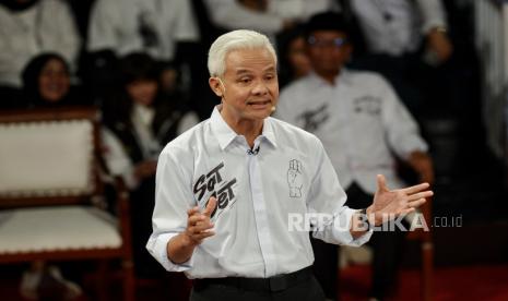 Capres nomor urut 3 Ganjar Pranowo. TKN Ganjar-Mahfud sebut program KTP Sakti mirip dengan gagasan IKD Jokowi.