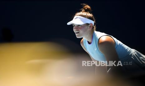  Jennifer Brady dari Amerika Serikat beraksi selama pertandingan tunggal putri babak keempat melawan Donna Vekic dari Kroasia pada Hari ke-8 turnamen tenis Grand Slam Australia Terbuka di Melbourne Park di Melbourne, Australia, Senin (15/2).