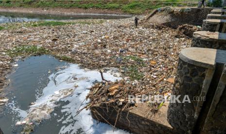 Warga berada diantara tumpukan sampah yang menumpuk (ilustrasi).