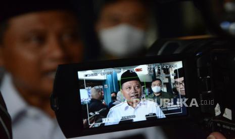 Wakil Gubernur Jawa Barat Uu Ruzhanul Ulum. Pembangunan jalan tol Cigatas, molor. Menurut Wakil Gubernur Jabar, Uu Ruzahul Ulum, ia kaget karena rencana pembangunan Tol Cigatas molor cukup jauh. Seharusnya, tol yang menghubungkan Bandung-Garut-Tasik itu selesai di tahun 2024, tapi sekarang dimundurkan jadi tahun 2029.