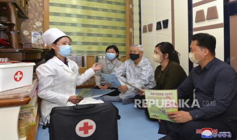 Dalam foto yang disediakan oleh pemerintah Korea Utara ini, seorang dokter mengunjungi sebuah keluarga selama kegiatan untuk meningkatkan kesadaran masyarakat tentang langkah-langkah pencegahan COVID-19, di Pyongyang, Korea Utara Selasa, 17 Mei 2022. 