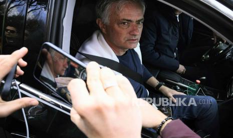 Pelatih Jose Mourinho saat meninggalkan lapangan latihan AS Roma.