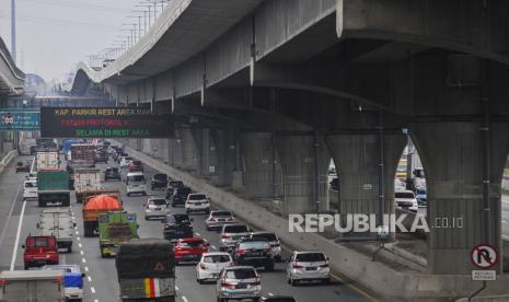 Sejumlah kendaraan melintas di jalan Tol Jakarta-Cikampek, Bekasi, Jawa Barat, Selasa (27/10/2020). PT Jasa Marga (Persero) Tbk melakukan penutupan sementara tempat istirahat (Rest Area) KM 50 arah Cikampek pada tanggal 27 -28 Oktober 2020 dan KM 52B arah Jakarta pada tanggal 1-2 November 2020, untuk mengantisipasi lonjakan arus lalu lintas pada libur panjang. 