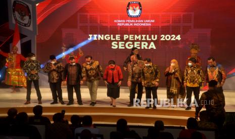 Ketua DPR Puan Maharani (lima kiri), Mendagri Tito Karnavian (empat kanan), Ketua KPU Hasyim Asy'ari (lima kanan) dan Para Anggota KPU menuruni panggung usai peluncuran Tahapan Pemilu 2024 di Halaman Gedung KPU RI, Jakarta, Selasa (14/6/2022). Acara peluncuran tahapan Pemilu 2024 ini KPU turut mengundang seluruh partai politik dan pejabat terkait. KPU juga mulai menghitung mundur menuju hari pemungutan suara Pemilu yang ditetapkan pada 14 Februari 2024.