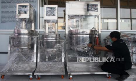 Pekerja mengemas mesin pengolah makanan otomatis  untuk selanjutnya di ekspor ke Australia, Myanmar dan Malaysia di sebuah  industri manufaktur sub sektor mesin di Purwantoro, Malang, Jawa Timur, Selasa (23/6/2020). Pengusaha manufaktur sub sektor mesin setempat mengaku harus  menambah modal untuk memenuhi kebutuhan operasional serta membuat mesin dengan inovasi baru yang diminati konsumen guna memulihkan kondisi perusahaan setelah omzetnya anjlok hingga 40 persen akibat pandemi COVID-19. 