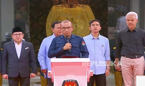 Ketua KPU RI Hasyim Asyari dan tiga pasangan capres-cawapres. (ilustrasi)