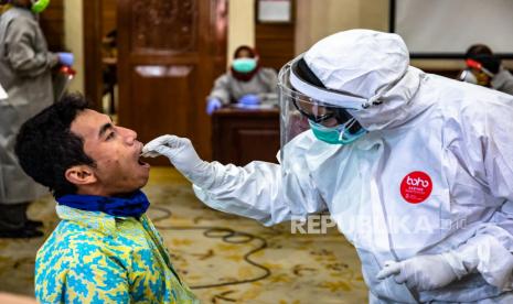 Petugas medis melakukan tes usap (swab) Covid-19 terhadap seorang pegawai ASN. Ilustrasi