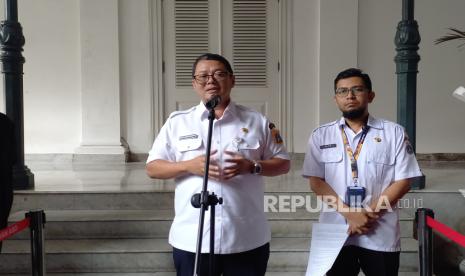 Plt Kepala Dinas Pendidikan Provinsi DKI Jakarta Budi Awaluddin melakukan konferensi pers terkait kebijakan cleansing terhadap guru honorer di Balai Kota DKI Jakarta, Rabu (17/7/2024).