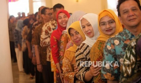 Suasana antrean pegawai saat halal bihalal (ilustrasi)