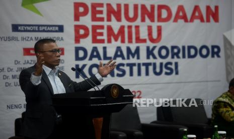 Anggota DPR fraksi PDI Perjuangan Masinton Pasaribu memberikan paparan ketika menjadi narasumber dalam sebuah diskusi di kompleks Parlemen, Senayan, Jakarta, Selasa (15/3/2022). Diskusi tersebut mengangkat tema Penundaan Pemilu dalam Koridor Konstitusi.Prayogi/Republika.