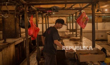 Sejumlah pedagang daging sapi beraktivitas di los daging saat aksi mogok jualan di pasar tradisional Pasar Minggu, Jakarta, Rabu (20/1). Aksi mogok tersebut serentak dilakukan pedagang daging sapi di kawasan Jakarta, Bogor, Depok, Tangerang, dan Bekasi (Jabodetabek) mulai Rabu (20/1) hingga Jumat (22/1)  sebagai bentuk protes imbas dari melonjaknya harga daging sapi mencapai Rp.130 ribu per kilogram. Republika/Thoudy Badai.