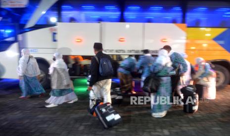 Jamaah calon haji antre naik bus saat pelepasan ke Tanah Suci di Asrama Haji Donohudan, Boyolali, Jawa Tengah (ilustrasi)