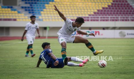 Pemain Persikabo 1973 Muhammad Dimas Drajat (kanan) berusaha melewati hadangan pemain PSIS Semarang Pratama Arham Alif Rifaii (kiri) pada pertandingan sepak bola Piala Menpora 2021 di Stadion Manahan, Solo, Jawa Tengah, Kamis (25/3/2021). PSIS Semarang menang dengan skor 3-1. 