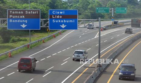 Jalur puncak ditutup sementara akibat adanya longsor di jalur Gunung Mas. Ilustrasi jalur puncak