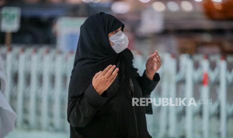  Respons Seorang Calon Jamaah yang Telah Melunasi Biaya Haji Sejak 2020. Foto: Sebuah foto selebaran yang disediakan oleh Kementerian Haji dan Umrah Saudi menunjukkan umat Islam mengenakan masker wajah dan menjaga jarak aman saat mereka melakukan umrah di sekitar Ka'bah. Pada saat itu, Arab Saudi menutup pintu bagi jamaah haji yang berasal dari luar Arab Saudi.