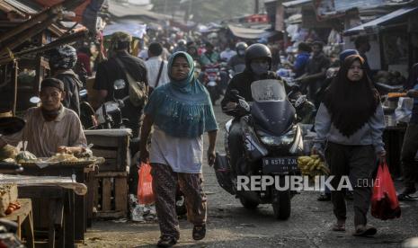 Sejumlah warga saat berbelanja tanpa memakai masker di Pasar Kemiri, Depok, Jawa Barat, Selasa (14/7). Pemerintah Provinsi Jawa Barat akan memberikan sanksi denda senilai Rp 100.000 hingga Rp 150.000 kepada masyarakat yang tidak menggunakan masker di tempat umum dan akan diberlakukan mulai Senin (27/7) mendatang. Republika/Putra M. Akbar