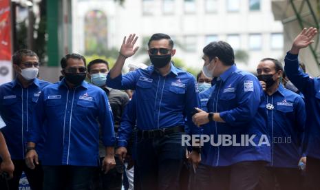 Ketua Umum Partai Demokrat Agus Harimurti Yudhoyono (AHY) saat tiba di Kantor Direktorat Jenderal Administrasi Hukum Umum Kementerian Hukum dan HAM, Kuningan Jakarta, Senin (8/3). Tujuan kedatangan AHY beserta jajaran pengurus tingkat daerah tersebut ingin menyampaikan pada Kemenkumham, jika kongres luar biasa (KLB) yang digelar kubu Moeldoko di Deli Serdang, Sumatra Utara (Sumut), ilegal.