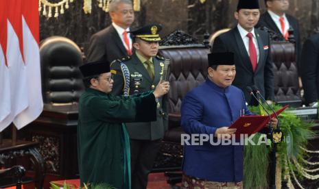 Presiden Prabowo Subianto mengucapkan sumpah jabatan saat dilantik bersama wakil presiden Gibran Rakabuming Raka di kompleks Parlemen, Senayan, Jakarta, Ahad (20/10/2024). Presiden dan wakil presiden terpilih Prabowo Subianto dan Gibran Rakabuming Raka resmi menjabat sebagai presiden dan wakil presiden periode 2024-2029 menggantikan presiden dan wakil presiden periode 2019-2024 Joko Widodo dan Maruf Amin usai dilantik dalam sidang paripuran di Gedung MPR, Jakarta.