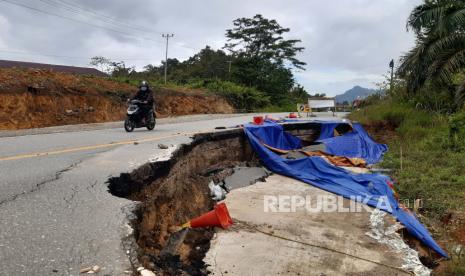 Pengendara melintasi jalan amblas (ilustrasi)