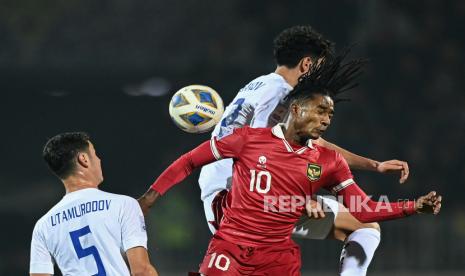 Pesepak bola Timnas U-20 Indonesia Ronaldo Kwateh (kanan) berebut bola di udara dengan pesepak bola Timnas U-20 Uzbekistan Esanov Sherzod (atas) dalam laga terakhir Grup A Piala Asia U-20 di Stadion Istiqlol, Fergana, Uzbekistan, Selasa (7/3/20230). 