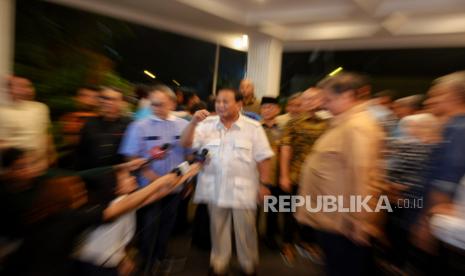 Bakal calon Presiden Prabowo Subianto didampingi Ketum sejumlah partai Koalisi Indonesia Maju menyampaikan keterangan pers di kediaman Prabowo, Jalan Kertanegara, Jakarta, Ahad (22/10/2023). Dalam keterangannya Prabowo bersama partai Koalisi Indonesia Maju resmi mengumumkan putra sulung Presiden Joko Widodo, Gibran Rakabuming Raka sebagai cawapres pendamping Prabowo dalam Pilpres 2024 dan akan segera mendaftar ke KPU pada Rabu (25/10) mendatang.