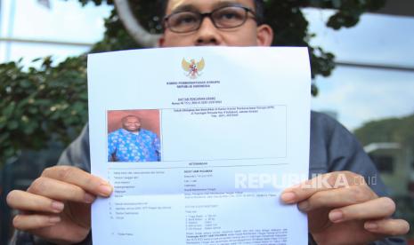 Juru Bicara Komisi Pemberantasan Korupsi (KPK) Ali Fikri saat menunjukkan foto Bupati Mamberamo Tengah Ricky Ham Pagawak yang masuk dalam Daftar Pencarian Orang (DPO) KPK di Gedung Merah Putih KPK, Jakarta, Senin (1/8/2022). KPK menelusuri dugaan transaksi perbankan Bupati Memberamo Tengah, Ricky Ham Pagawak.