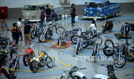 Pengunjung melihat display motor kustom yang mengikuti ajang Kustomfest 2023 di Jogja Expo Center, Yogyakarta, Sabtu (7/10/2023). Ajang tahunan atau lebaran pecinta modifikasi otomotif ini diikuti oleh 200an builder motor dan mobil dengan berbagai gaya modifikasi. Pada Kustomfest yang ke-12 ini pengunjung bisa melihat beberapa hasil modifikasi motor klasik, kendaraan listrik, mobil klasik, dan sepeda. Saat ini, Kustomfest menjadi salah satu agenda yang menjadi kiblat serta rujukan penggemar otomotif di Indonesia.