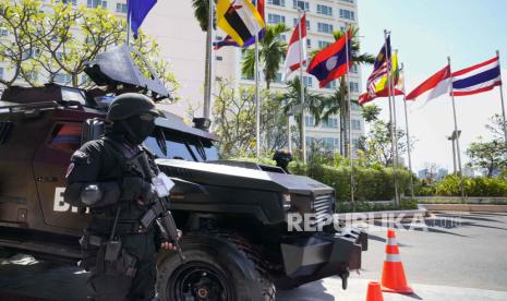  Anggota pasukan khusus berdiri di samping mobil bersenjata di luar tempat KTT Perhimpunan Bangsa-Bangsa Asia Tenggara (ASEAN) mendatang di Phnom Penh, Kamboja, Rabu, 9 November 2022. Para pemimpin Asia Tenggara bertemu di ibu kota Kamboja, Kamis, menghadapi tantangan untuk mencoba mengurangi kekerasan yang meningkat di Myanmar sementara pemerintah yang dipimpin militer negara itu tidak menunjukkan tanda-tanda mematuhi rencana perdamaian kelompok itu.