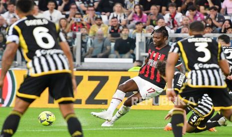 Winger AC Milan Rafael Leao saat bertanding melawan Juventus di Serie A Liga Italia.