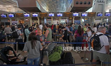 Calon penumpang pesawat antre untuk lapor diri di konter pelaporan Terminal 3 Bandara Soekarno-Hatta, Tangerang, Banten, Kamis (8/2/2024).