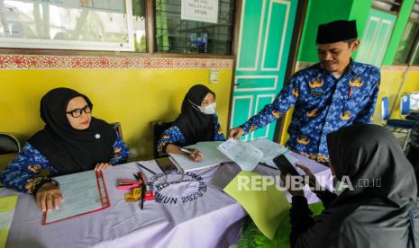 Guru melayani orang tua murid mengajukan pembuatan akun Penerimaan Peserta Didik Baru (PPDB) di SD Grogol Selatan 08, Kebayoran Lama, Jakarta, Senin (20/5/2024). Pemerintah Provinsi DKI Jakarta mulai membuka prapendaftaran PPDB Jakarta 2024 yang harus dilakukan para peserta didik baru sebelum mendaftar PPDB Jakarta 2024 yang rencananya akan dibukan pada Juni 2024.