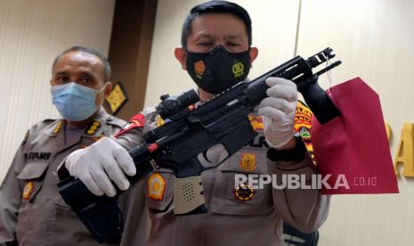 Kapolda Bali Irjen Pol Putu Jayan Danu Putra menunjukkan senjata api laras panjang milik warga negara Prancis Rayan Jawad Henri Bitar dalam pengungkapan kasus penyalahgunaan dan peredaran narkotika serta kepemilikan senjata api di Mapolda Bali, Denpasar, Bali, Rabu (23/12/2020). Polisi berhasil menangkap warga negara Prancis tersebut dengan barang bukti berupa dua plastik klip berisi kristal bening yang diduga sabu-sabu berjumlah 5,43 gram brutto, satu pucuk senpi laras panjang jenis Blade Pistol Stabilizer Made In USA beserta magazine dengan amunisi sejumlah 28 butir peluru kaliber 9X19 mm, satu pucuk senpi jenis Makarov Made In Rusia kal 7.65 mm, dan satu pucuk senpi jenis NAA 22LR beserta 1 butir amunisi kaliber 22 mm. 