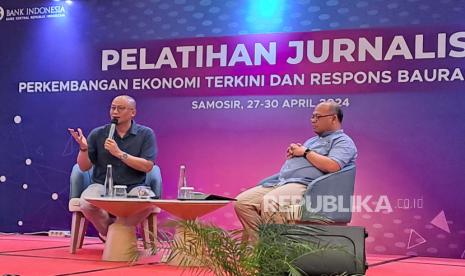 Director of the Department of Macroprudential Policy of Nugroho Bank Indonesia Joko Prastowo (right) during a discussion on training BI journalists in Samosir, North Sumatra, Sunday (28/4/2024).