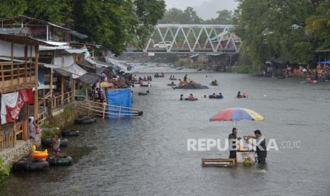 Sejumlah wisatawan menikmati liburan di lokasi wisata Sungai Batee Ilie, Kecamatan Samalanga, Kabupaten Bireuen, Aceh, Selasa (3/5/2022). Objek wisata Sungai Batee Ilek yang berada di lintasan jalan nasional Aceh-Sumatera Utara itu mulai ramai pengunjung saat liburan Hari Raya Idul Fitri 1443 Hijriyah untuk bermain air, berenang dan mandi serta menikmati kuliner tradisional. 