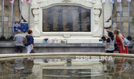 Wisatawan mengunjungi monumen peringatan Bom Bali 2002.