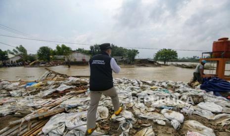 Gubernur Jawa Barat Ridwan Kamil (Emil) meninjau perbaikan tanggul Sungai Citarum yang jebol di Kecamatan Pebayuran, Kabupaten Bekasi, Selasa (23/2). Emil bergarap perbaikan tanggul dilakukan secepat-cepatnya. 