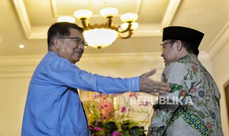 Wakil Presiden Republik Indonesia ke 10 dan 12 Jusuf Kalla (kiri) menyambut kedatangan Ketua Umum Partai Kebangkitan Bangsa (PKB) Muhaimin Iskandar (kanan) saat melakukan pertemuan di kediaman pribadi Jusuf Kalla di Jakarta, Sabtu (6/5/2023). Pertemuan tersebut dalam rangka silaturahmi lebaran 2023 sekaligus melakukan safari politiknya dengan melakukan kunjungan terhadap beberapa Wakil Presiden Republik Indonesia.