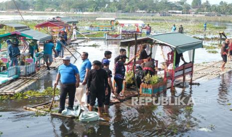 Wabup Garut Helmi Budiman memimpin Pelaksanaan pembersihan area Situ Bagendit, Kecamatan Banyuresmi, Kabupaten Garut, Rabu (26/7/2023).