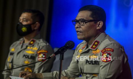 Kadiv Humas Mabes Polri Irjen Pol Argo Yuwono (kanan) bersama Karopenmas Mabes Polri Brigjen Rusdi Hartono memberikan keterangan pers terkait bom bunuh diri di Gereja Katedral Makassar di Jakarta, Ahad (28/3). Kepolisian menjelaskan kejadian ledakan bom di  depan pintu gerbang Gereja Katedral Makassar, Sulawesi Selatan, diduga dilakukan oleh dua orang yang berboncengan dengan sepeda motor yang menyebabkan 14 orang mengalami luka-luka. Republika/Putra M. Akbar